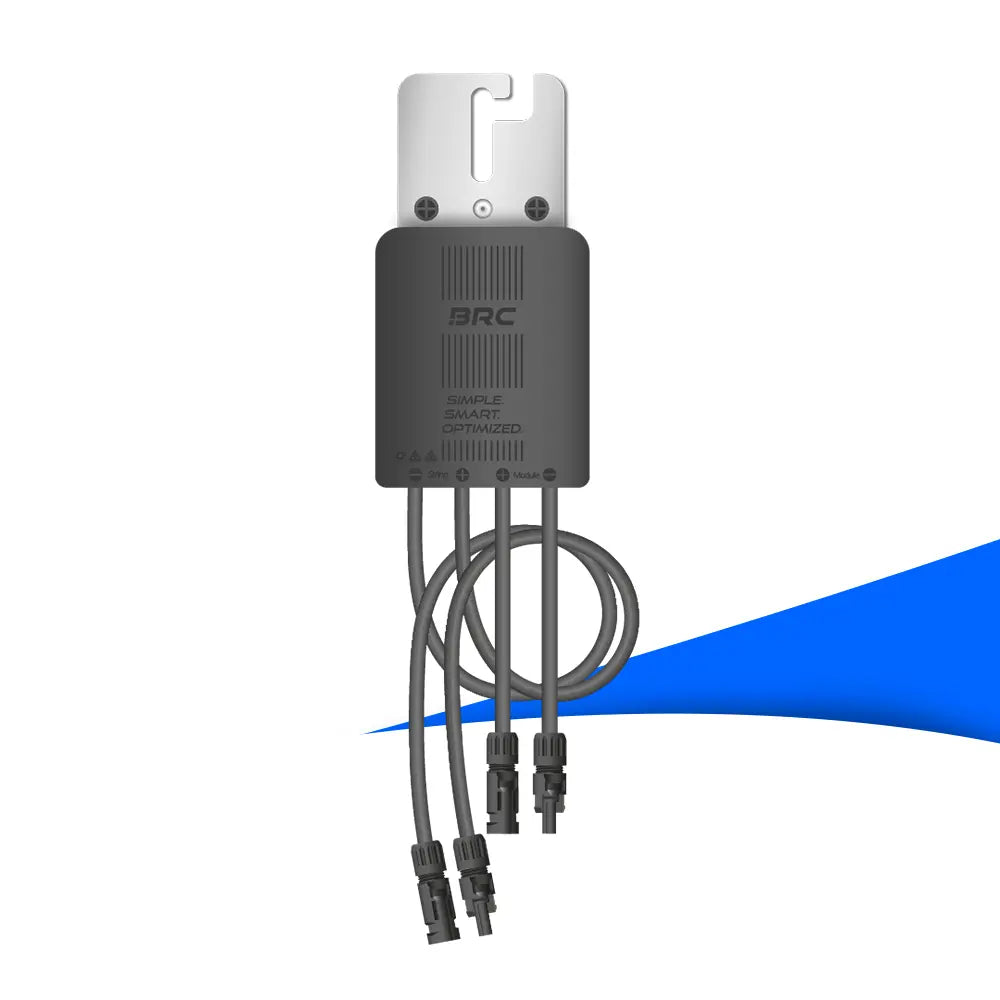 BRC Power Optimizer M700-E Moduloptimierer mit silberner Montageplatte, vier Anschlusskabeln und MC4-Steckern vor weiß-blauem Hintergrund.