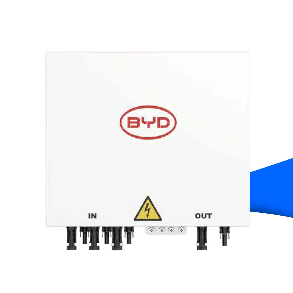 Weiße BYD Combiner Box Plus CBH-70A für HVS, HVM, HVB & HVE mit rotem BYD-Logo und schwarzen Kabelanschlüssen an der Unterseite.