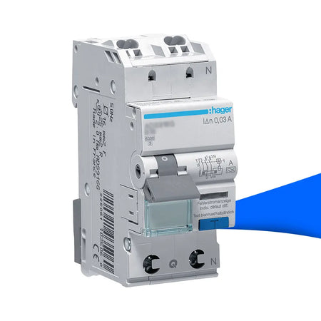 Weißer Hager ADS916D Fehlerstrom-Leitungsschutzschalter (FI/LS-Schalter) für die DIN-Schienenmontage, 2-modulig, mit Kippschalter, Test-Taste und sichtbaren QuickConnect-Anschlussklemmen.