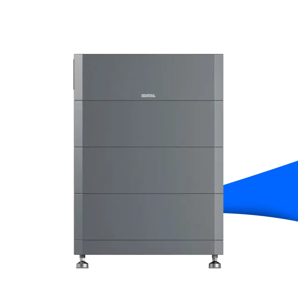 Frontalansicht des modularen KOSTAL HELIVOR HV Batteriespeichers mit 9,6 kWh Kapazität. Das Gerät ist ein dunkler, anthrazitfarbener Turm, bestehend aus mehreren gestapelten Speichermodulen, der auf vier kleinen Standfüßen steht.
